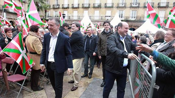 Urkullu y Ortuzar saludan a los simpatizantes del PNV que se han acercado a la Plaza Nueva de Bilbao.