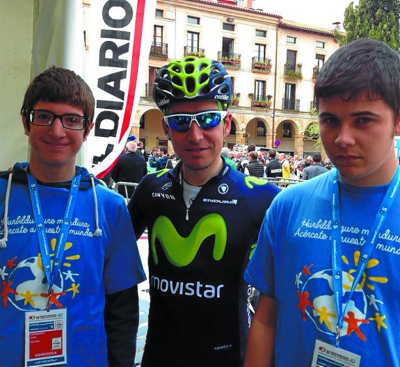 Fernández y Conejo rodean al ciclista Igor Anton el jueves. 