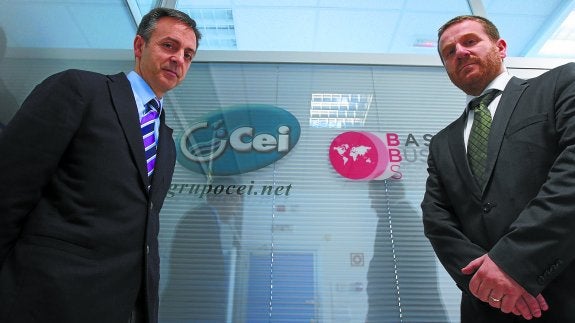 Carlos Ceballos y Juantxo Revilla, en la sede del Grupo CEI, en el donostiarra polígono Portuetxe.