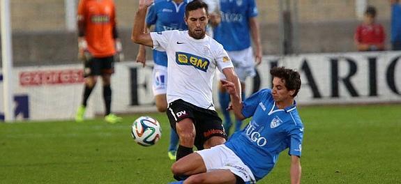 Derrota. Juan Domínguez, con un jugador del Socuéllamos. Ayer no fue un buen día para los iruneses.  