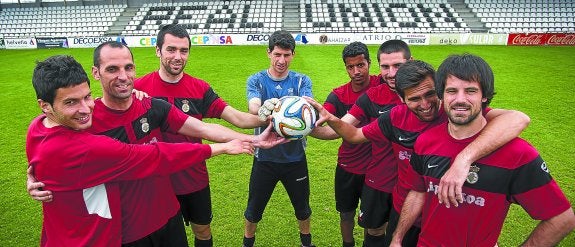 Aimar, Romo, Esnaola, Otermin, Silas, Azkoiti, Domíguez y Rodellar, ayer en el campo de Gal. 