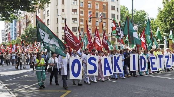Manifestación de los trabajadores y sindicatos de Osakidetza.