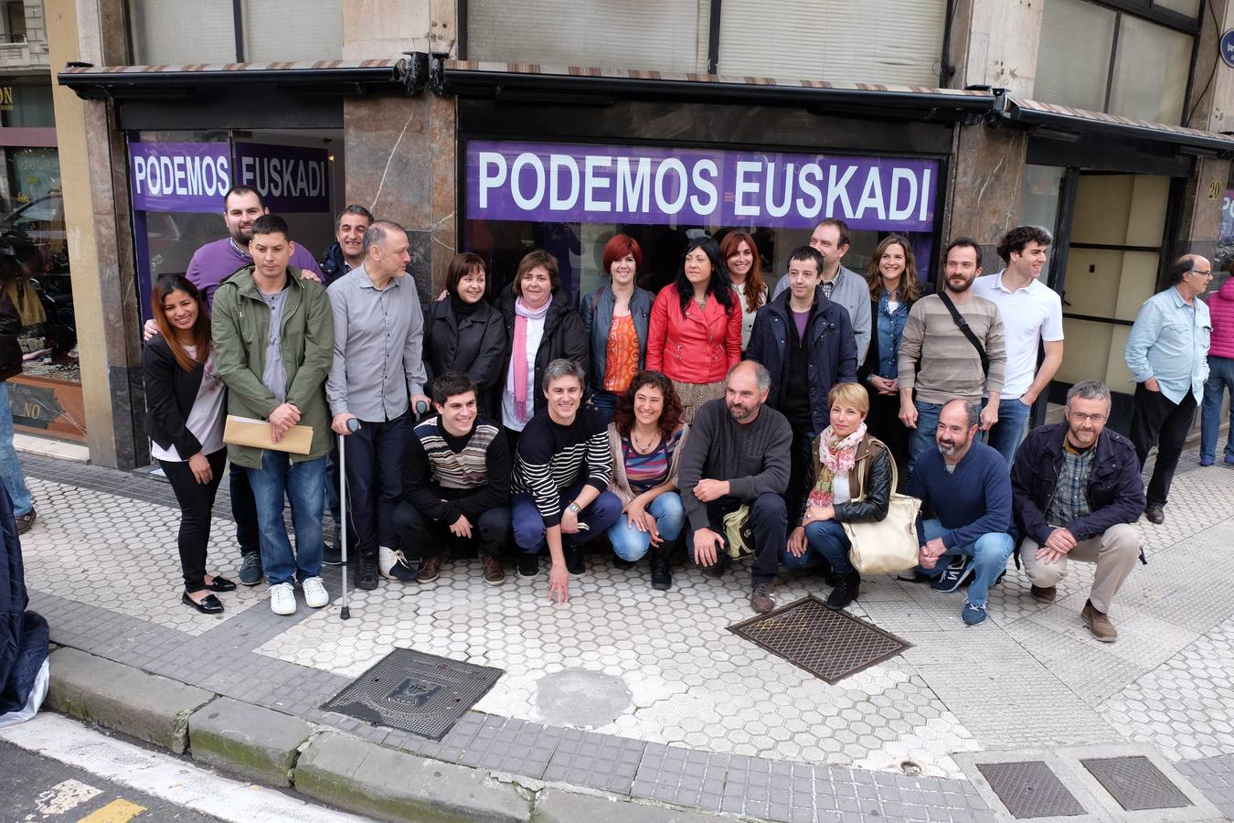 Los miembros de Podemos frente a la nueva sede ubicada en el barrio donostiarrra de Gros.