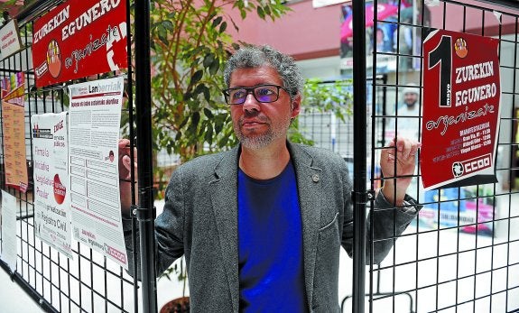 Unai Sordo, en la sede de CC OO de Bilbao, junto a carteles alusivos al Primero de Mayo.