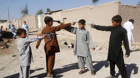 Cuatro niños simulan un encuentro armado en Jalalabad, Afghanistan.