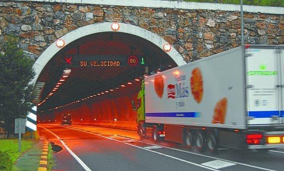 Un camión entra en el túnel de Belate de la carretera N-121-A. 