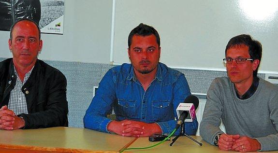 García, Rodríguez eta Azkue, atzo Santiago egoitzan izan ziren. 