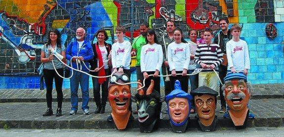 Bideoklipean protagonista direnetatik batzuk aurkezpenean parte hartu dutenekin batera.