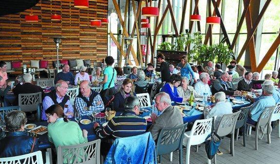 Los mayores de la Residencia, en el centro comercial.
