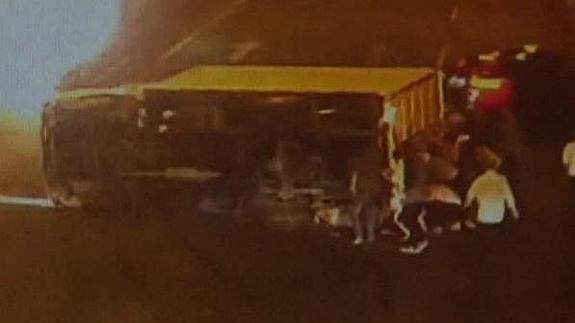 Levantan un camión para liberar a un motorista que había quedado atrapado