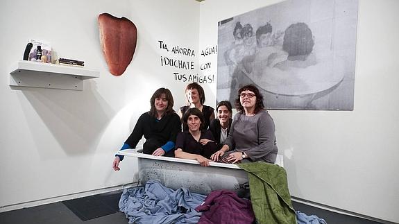 Foru Aldundiko ordezkariak eta Bilgune Feministakoak, erakusketaren aurkezpenean.