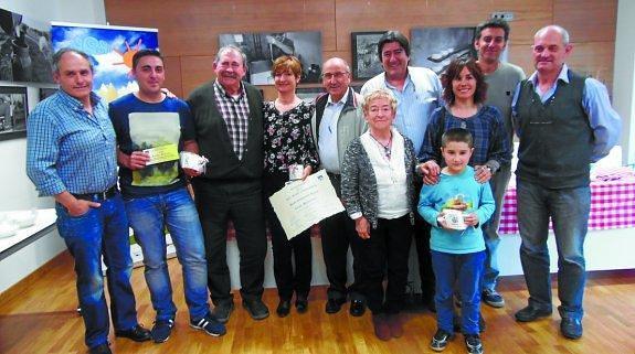 Miembros del jurado y participantes después de conocerse los nombres de los ganadores. 