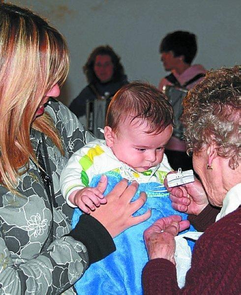 La pequeña mira un 'kuttun'. 