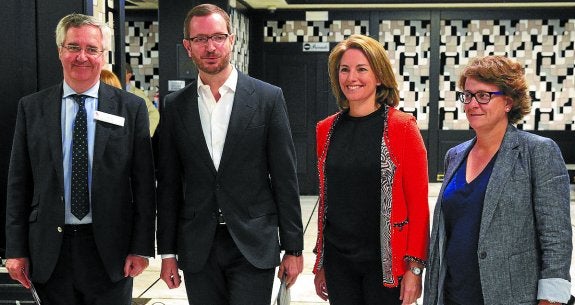 Luis Eguiluz, Javier Maroto, Arantza Quiroga y Miren Albistur, ayer en el Fórum Europa de Bilbao. 