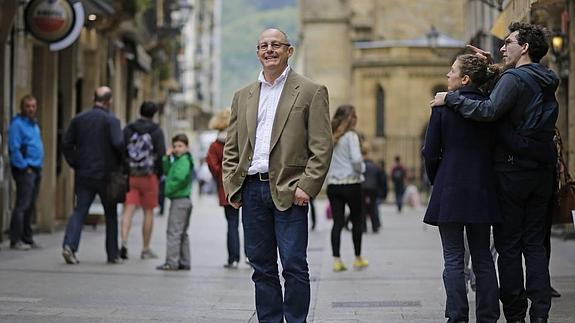 Juan Karlos Izagirre en la calle 31 de Agosto de San Sebastián. 