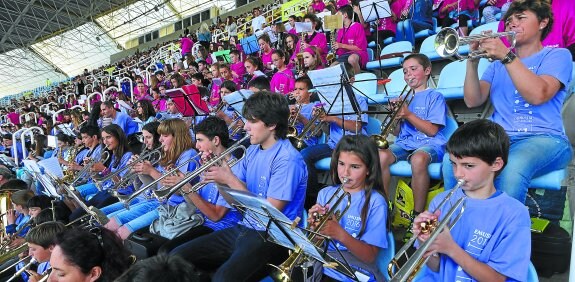 Entregados. Un grupo de alumnos interpreta una de las piezas del repertorio durante el ensayo celebrado ayer en el Estadio de Anoeta.
