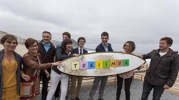 Eneko Goia y miembros de su candidatura presentan el programa sobre turismo.