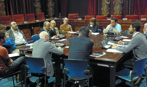 El alcalde compareció en la comisión de Hacienda, rodeado de varios directores municipales, para explicar la operación de la Bretxa.