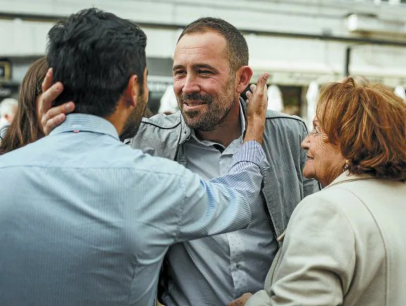 Denis Itxaso con Luis, su pareja, acompañado de su ama, María Rosa, en la plaza de los Gudaris de Trintxerpe, en su estreno de candidato a 'alcalde de Gipuzkoa'.