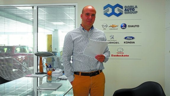 Ander Aranburu trabaja duro al frente de Gorla Auto Group en el concesionario de Elgoibar.