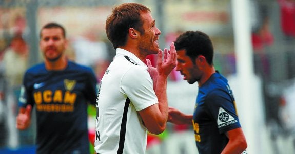 Mikel Alonso se lamenta de una acción ayer en el Stadium Gal durante el encuentro de play off frente al UCAM Murcia. 