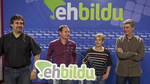 Pello Urizar, Hasier Arraiz, Rebeka Ubera y Oskar Matute, en la rueda de prensa de Donostia.