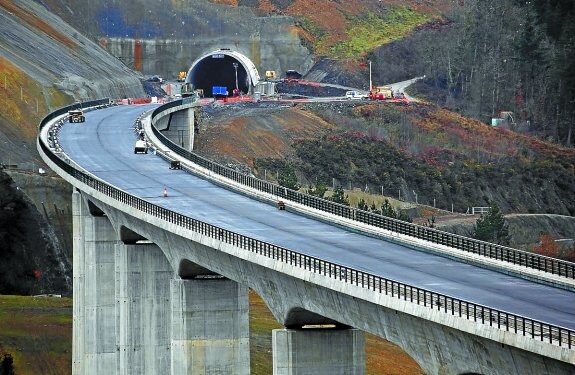 Viaducto en construcción del TAV en Bergara. 