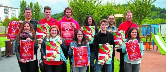 Organizadores de Erketz EDT y Boris Nogales, presidente de Cultura, muestran los carteles. 