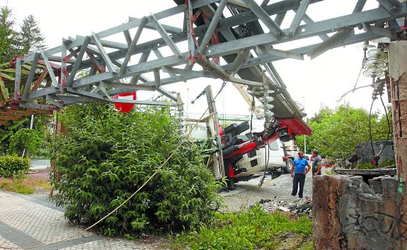 La torre de alta tensión se vino abajo con la grúa