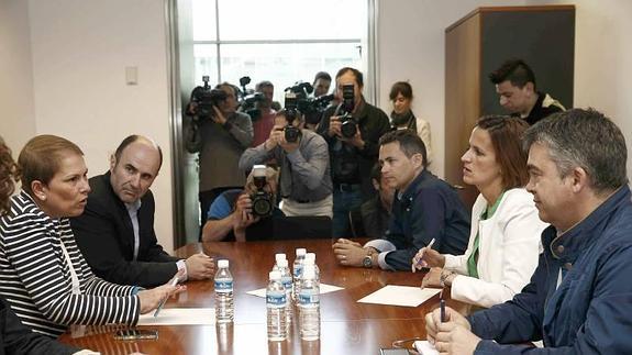 La candidata de Geroa Bai a la presidencia del Gobierno de Navarra, Uxue barkos (i) y la también candidata por el PSN, Maria Chivite (2d), al inicio de la reunión mantenida dentro de la ronda abierta por la formación nacionalista para alcanzar una mayoría de gobierno tras las elecciones forales del pasado domingo. 