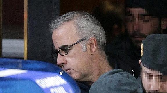 Basterra, durante un registro domiciliario tras el crimen.