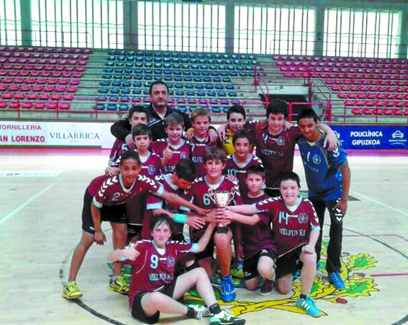 Campeones . Plantilla del Infantil B del Eibar Eskubaloia, con el Trofeo Diputación. 