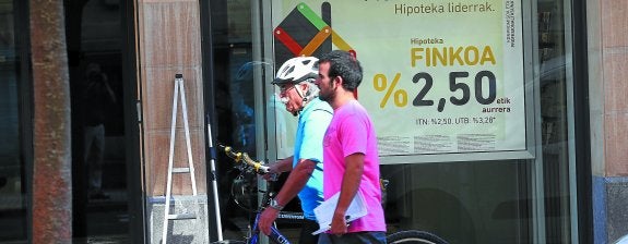 Las ofertas hipotecarias de las entidades bancarias copan sus escaparates. En la imagen, un anuncio de hipoteca a tipo fijo en una sucursal de Kutxabank en Donostia.