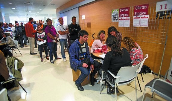Decenas de personas acudieron ayer a Ficoba. 