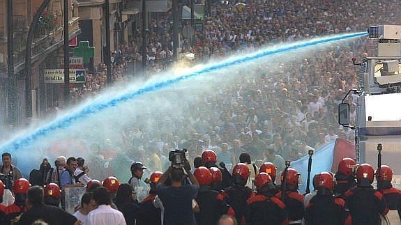 La Ertzaintza recurrió a las tanquetas para disolver la manifestación de 2002. 