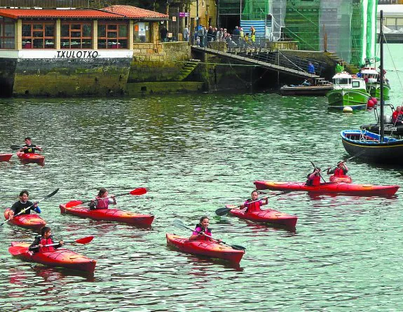 En Donibane. Jóvenes piragüistas disfrutan de la práctica de este deporte en la bahía. 