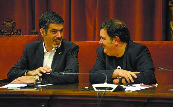 Goia y Gasco hablan durante el pleno de constitución del Ayuntamiento de Donostia y elección del alcalde, el pasado sábado.