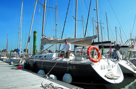 Hondarribia oferta numerosas actividades náuticas, entre ellas, paseos en vela. 