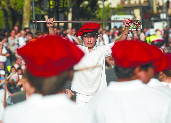 Tambor Mayor. Jon Lapitz, de 13 años, dirige a sus compañeros en la Marcha de San Juan Arri por el paseo de Colón. 