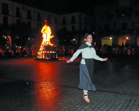 Los dantzaris de Oñatz bailarán entre otras piezas la San Juan Dantza y la Soka Dantza.