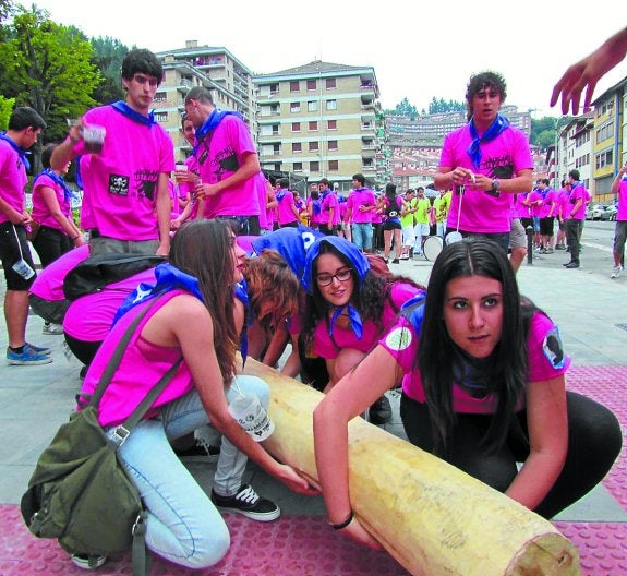 Txopopoteo. Los jóvenes se van de potes con el chopo a cuestas antes de izarlo en la plaza. 