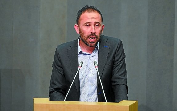 El socialista Denis Itxaso interviene desde la tribuna de oradores de las Juntas.