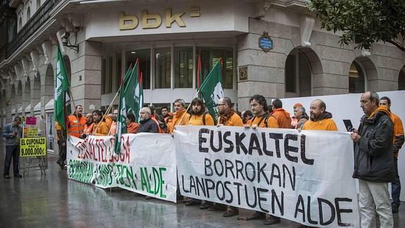 Los trabajadores de Euskaltel se han concentrado hoy frente a las oficinas de Kutxabank en Bilbao 
