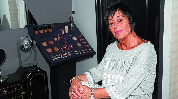 Pilar Luzuriaga posa en el local en el que ejercía su profesión de esteticista. 