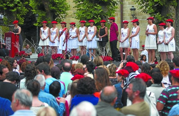 Las once cantineras, junto a miembros de la Junta de Mandos del Alarde público. 