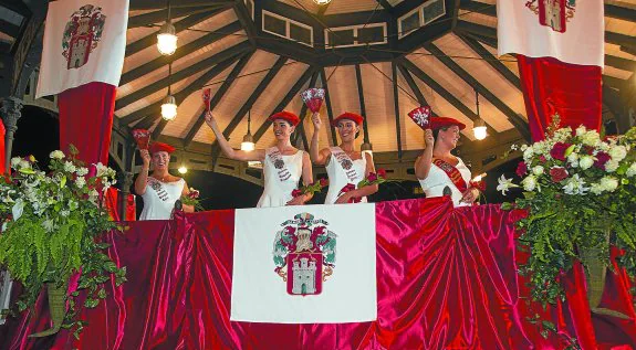 Las cantineras saludan a los miles de irundarras que un año más les mostraron su cariño durante la presentación del Alarde tradicional en la plaza del Ensanche.