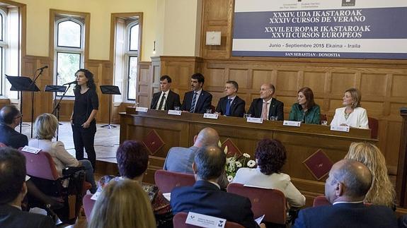 Maialen Lujanbiok eman zuen XXXIV. Udako Ikastaroen hasierako hitzaldia.