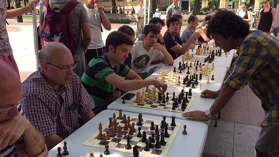 Un momento de la jornada de partidas simultáneas de ajedrez en el Boulevard. 