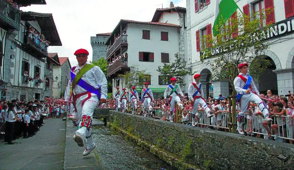 El Zubigainekoa que bailan los ezpatadantzaris representa la paz que firmaron los barrios de la villa en el siglo XV. 