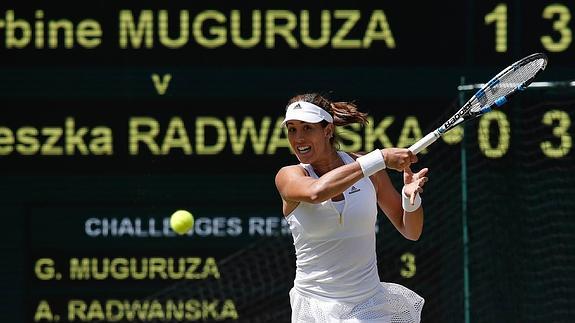 Muguruza golpea con la derecha una pelota. 